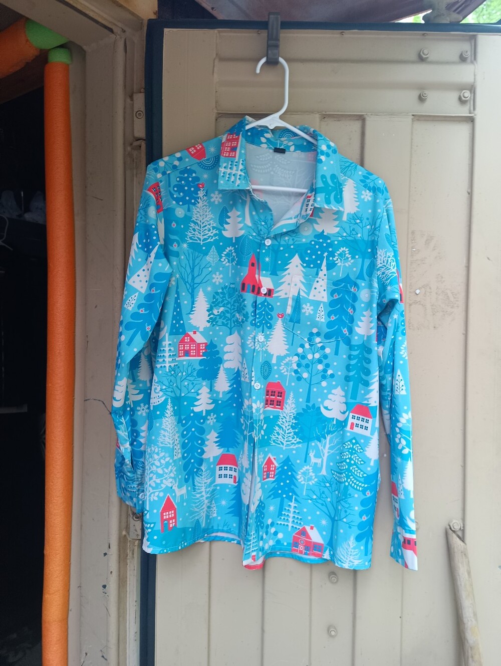 Long Sleeve Winter Theme Button Up Shirt Small